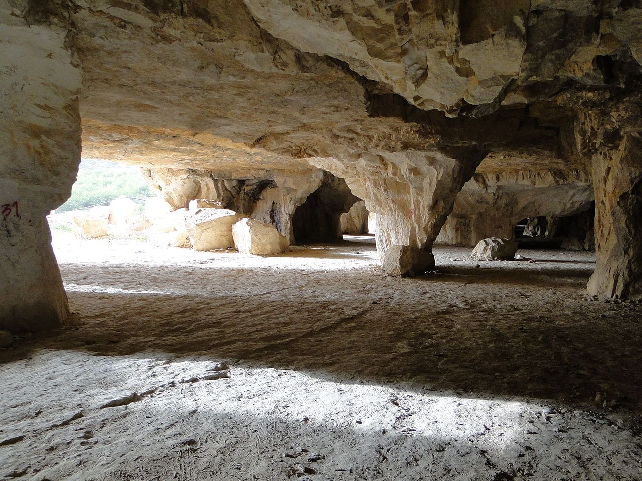 غار سنگ‌تراشان در شهر جهرم