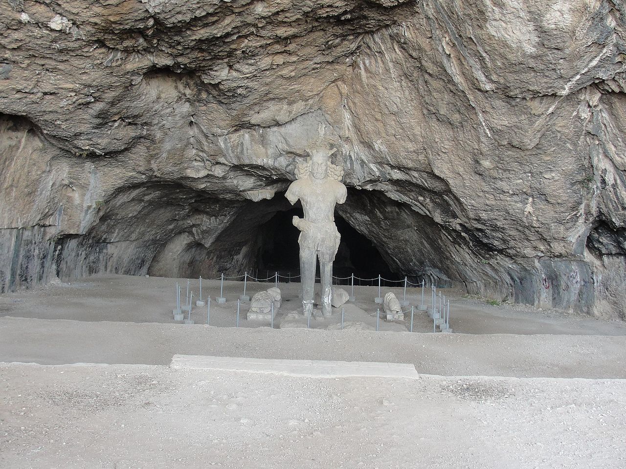 غار شاپور در شهر کازرون